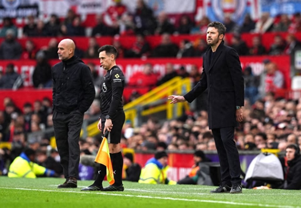 曼联郁闷半场！马奎尔头球中柱，两球被吹，B费滑跪“作废”