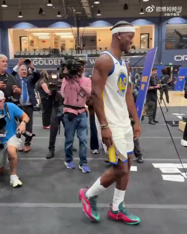 加起来一百多岁了库里追梦巴特勒媒体日同框合影