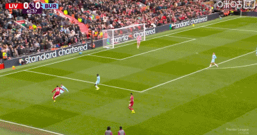 第42分钟，埃基蒂克强势突破，维尔茨乱战爆射破门，利物浦1-0！